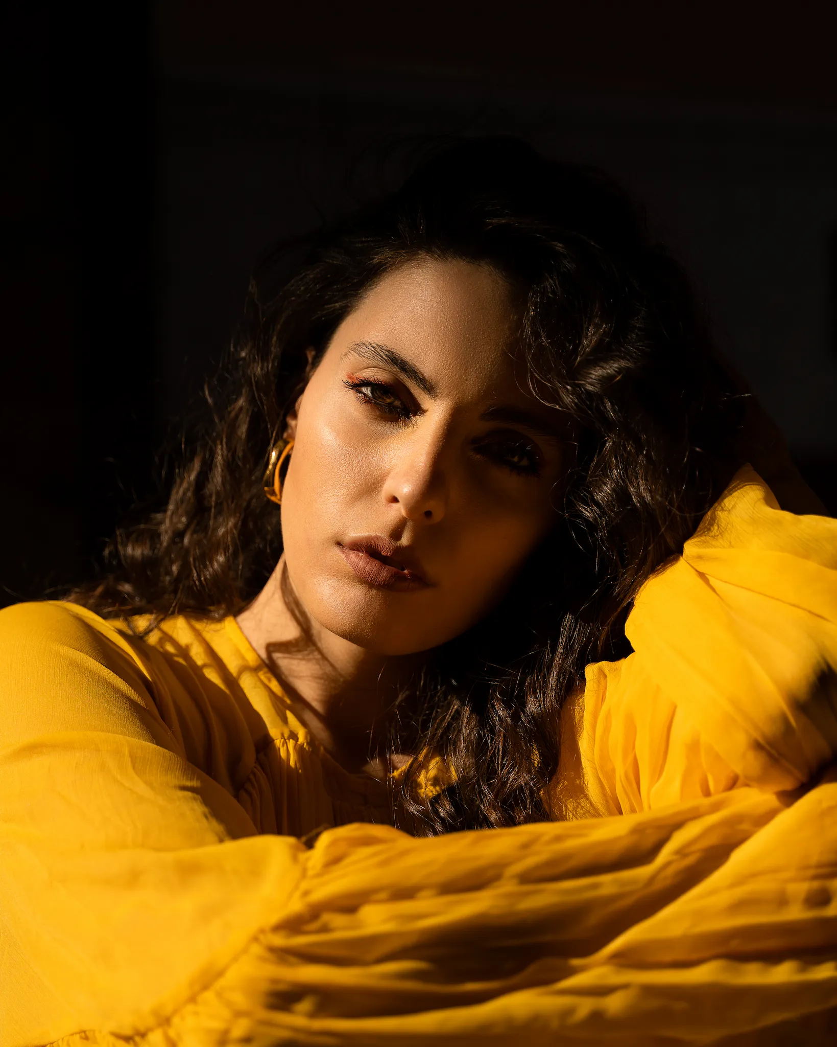 A woman in yellow outfit in Milano fashion week